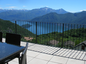 Terrasse mit 90x180 Outdoor-Tisch 