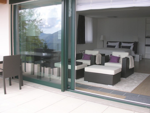 Blick von der Terrasse ins Innere der Ferienwohnung