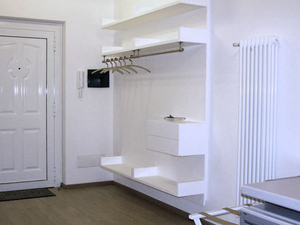 Garderobe in der Ferienwohnung Loft am Comer See in Pigra Italien