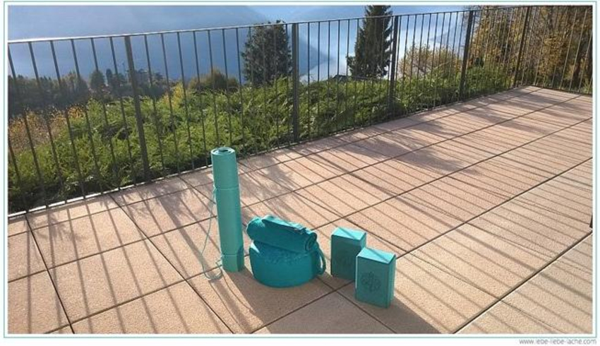 Yogautensilien im Ferienloft über dem Comer See Italien