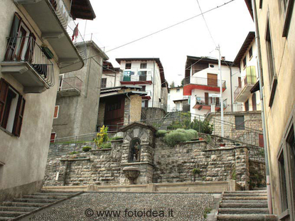 Die Piazza San Rocco in Pigra am Comer See Italien