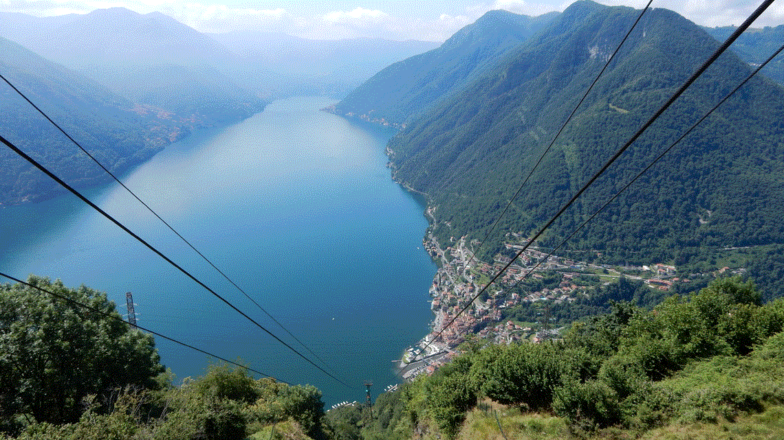 Ein steiler Blick auf Argegno am Comer See