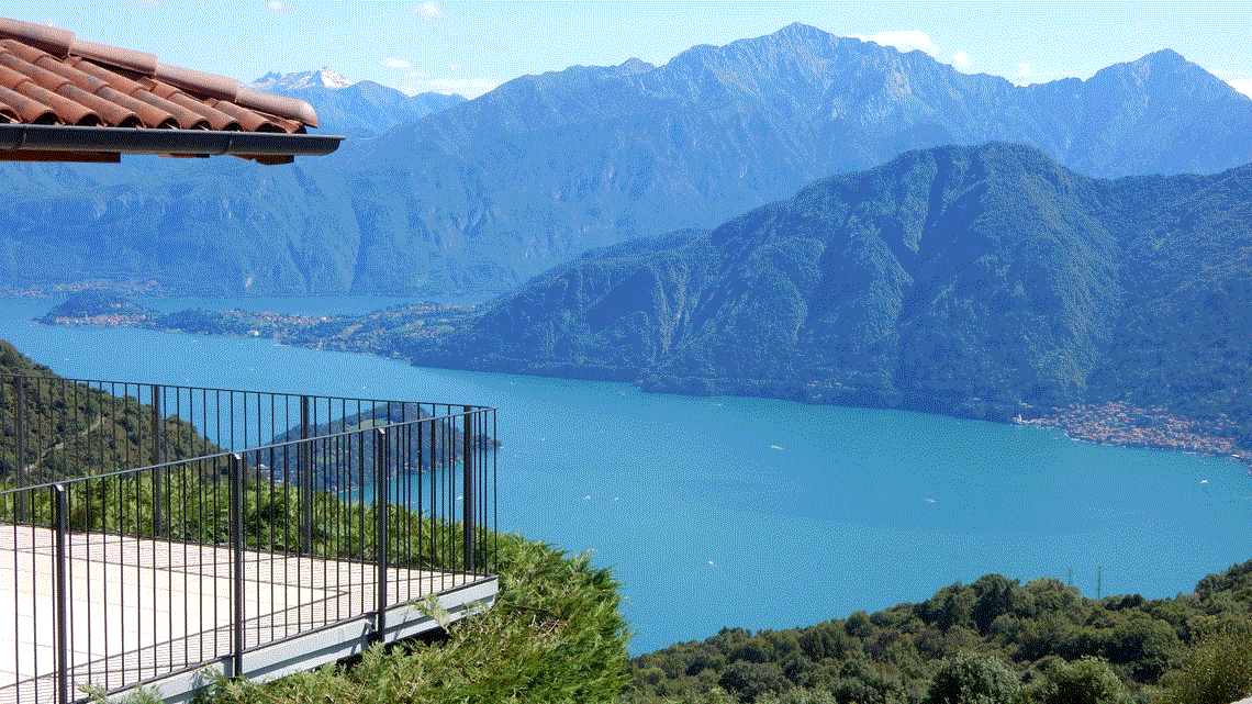 Blick aus der Ferienwohnung am Comer See auf die Berge