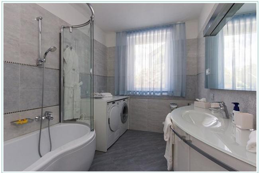 Badezimmer im Ferienloft in Pigra am Comer See Italien