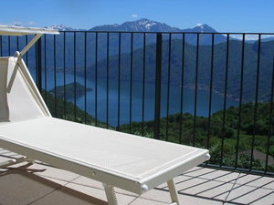 Sonnenbaden auf der Terrasse der Ferienwohnung am Comer See Italien