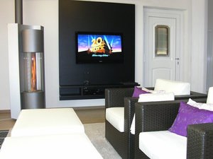 TV-Wand mit Kamin in der Ferienwohnung am Comer See