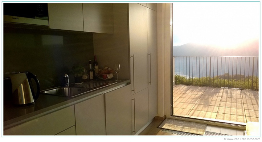 Die vollwertige Küche mit Ausblick auf den Comer See